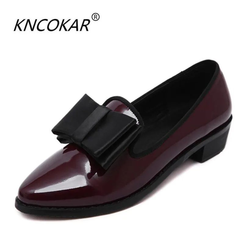 KNCOKAR Весенний новый стиль, британские кеды в стиле колледжа, черные рабочие туфли, женская обувь для пригородных поездок на толстом каблуке с острым носком. Изображение 0