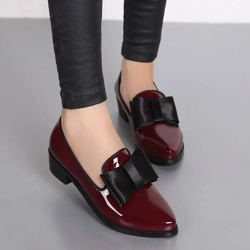 KNCOKAR Весенний новый стиль, британские кеды в стиле колледжа, черные рабочие туфли, женская обувь для пригородных поездок на толстом каблуке с острым носком. Изображение 1