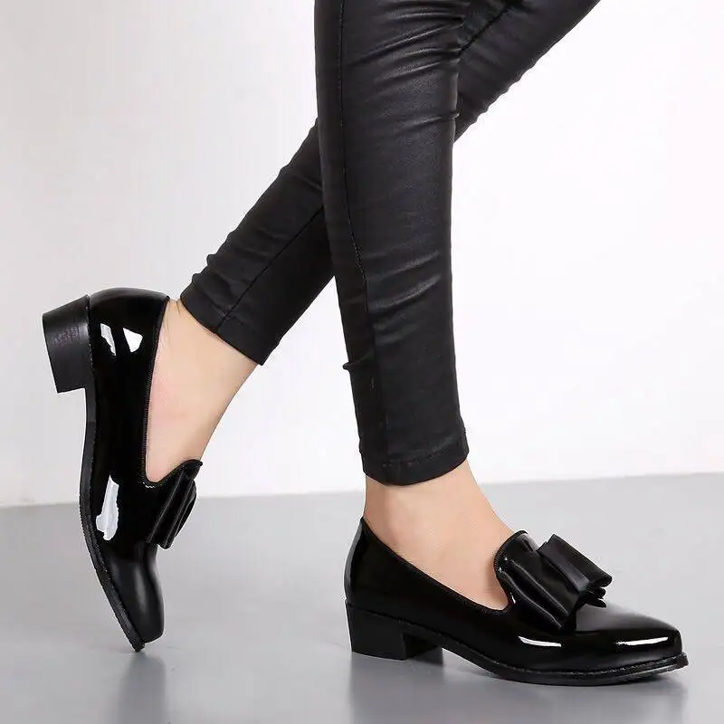 KNCOKAR Весенний новый стиль, британские кеды в стиле колледжа, черные рабочие туфли, женская обувь для пригородных поездок на толстом каблуке с острым носком. Изображение 4