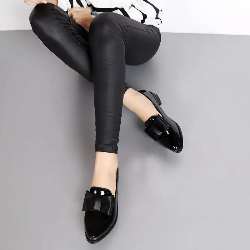 KNCOKAR Весенний новый стиль, британские кеды в стиле колледжа, черные рабочие туфли, женская обувь для пригородных поездок на толстом каблуке с острым носком. Изображение 5