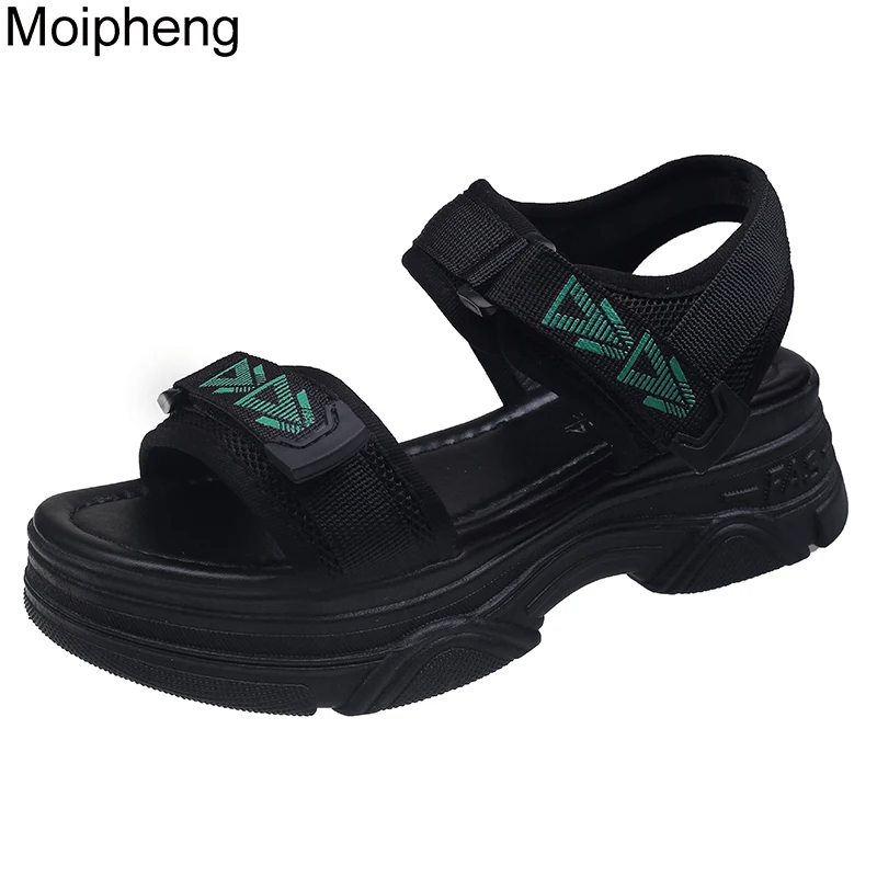 Женские босоножки Moipheng; Летние модные повседневные женские туфли на платформе на толстой подошве; Черные сандалии на плоской подошве с крючками и петлями; Изображение 0